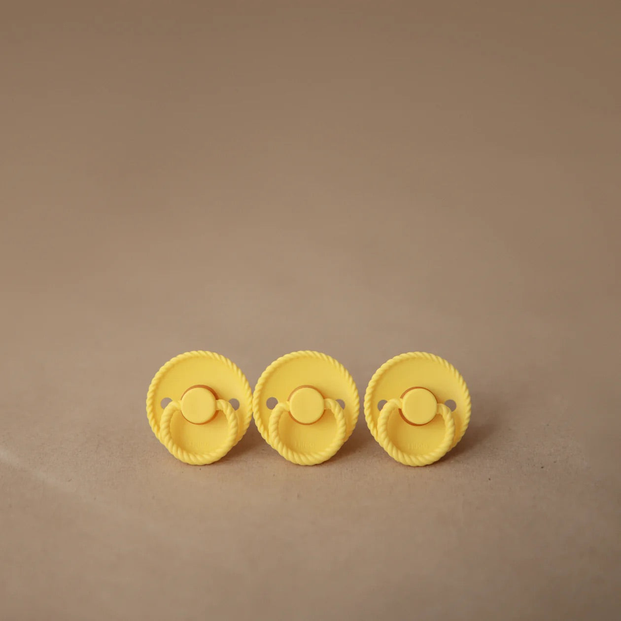 FRIGG Rope/Daisy Natural Rubber Pacifier 2-Pack | Sunflower/Fuschia