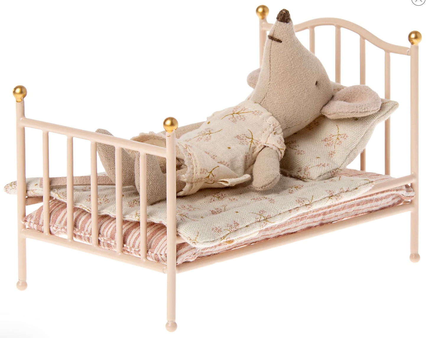 Vintage Bed, Mouse