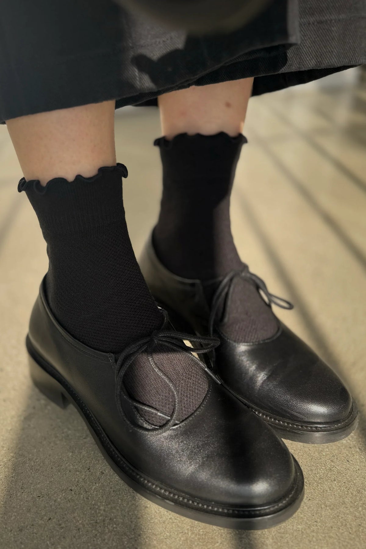 Ruffled Hugger Crew Socks | Black/Black