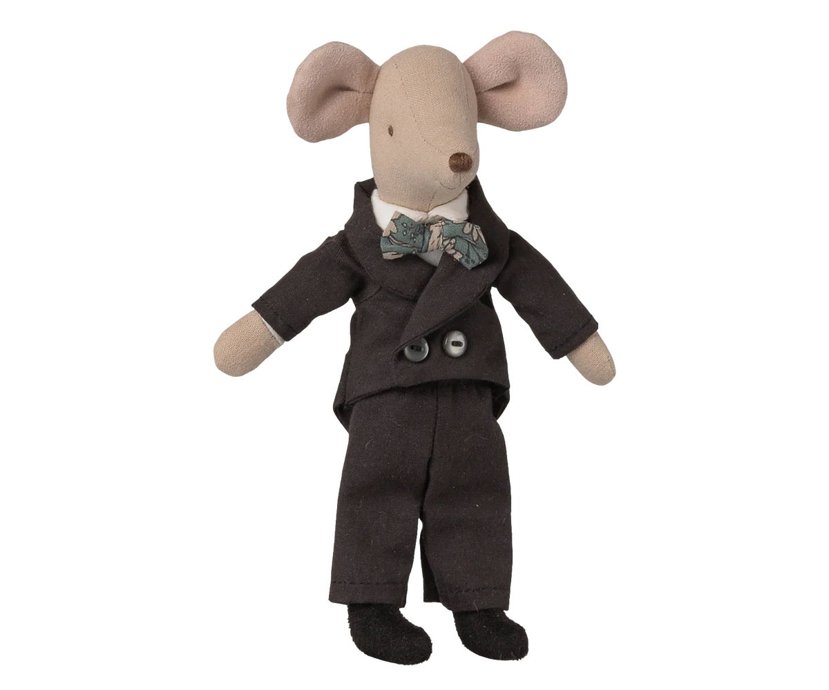 Wedding Suit, Dad Mouse